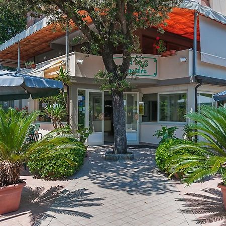 לידו די קאמאיורה Hotel Le Ginestre מראה חיצוני תמונה
