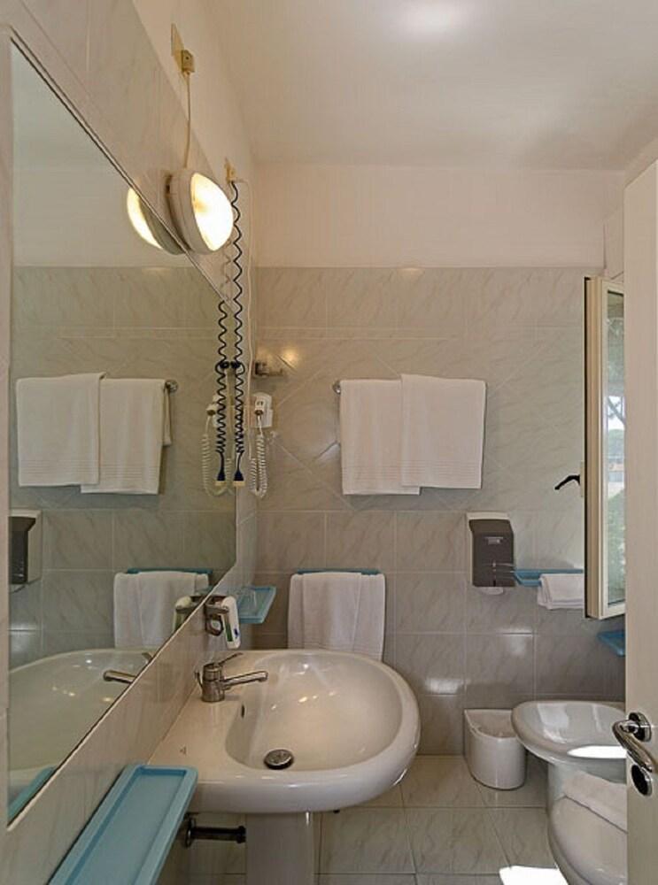 לידו די קאמאיורה Hotel Le Ginestre מראה חיצוני תמונה