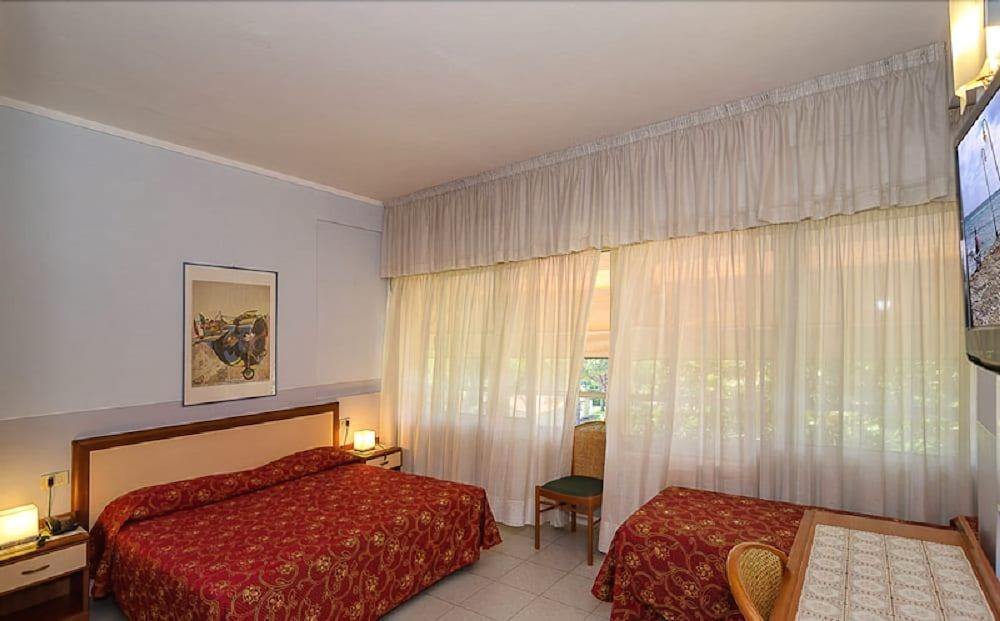 לידו די קאמאיורה Hotel Le Ginestre מראה חיצוני תמונה
