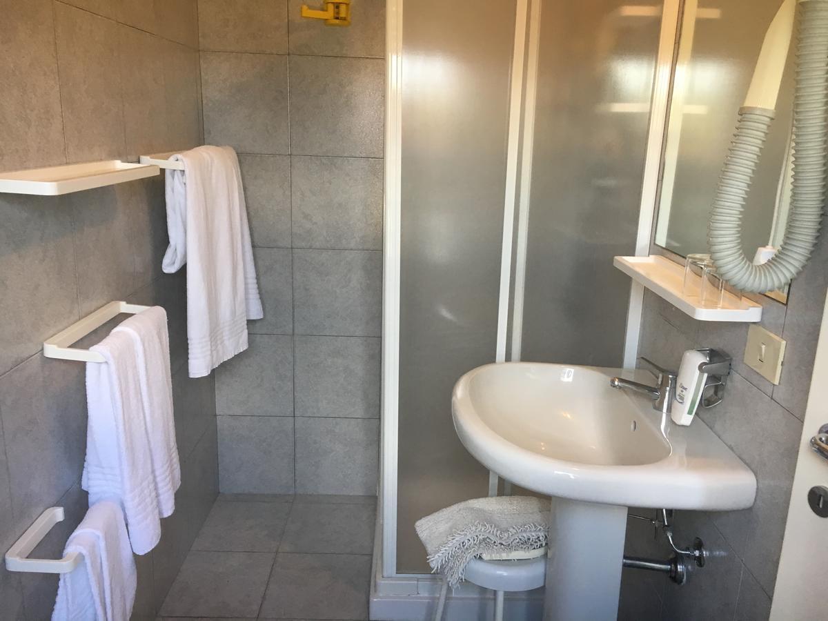 לידו די קאמאיורה Hotel Le Ginestre מראה חיצוני תמונה
