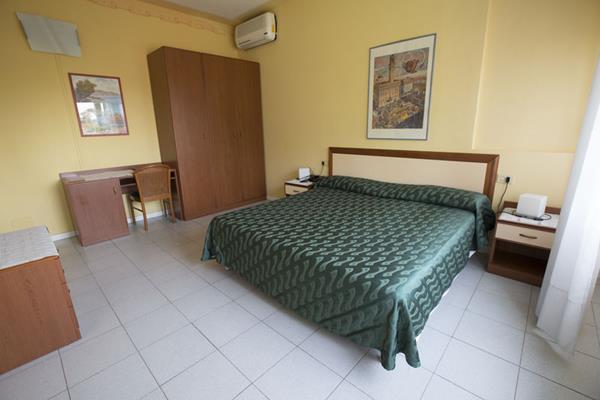 לידו די קאמאיורה Hotel Le Ginestre מראה חיצוני תמונה