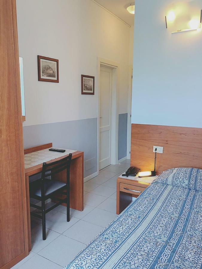 לידו די קאמאיורה Hotel Le Ginestre מראה חיצוני תמונה